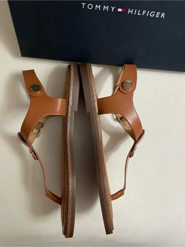 Tommy Hilfiger NIB Bennia Flat Thong Brown T-Strap Logo Sandals Shoes Size 6.5 - Image 10