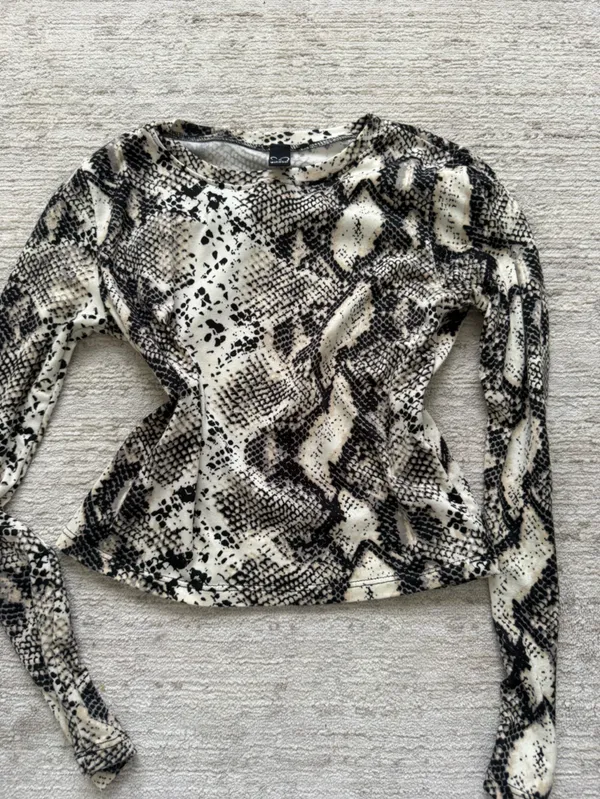 Windsor Black & White Snake Print Long Sleeve Crop Top (Size Small) - Image 3