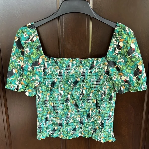 Like New Anthro Dolan Toucan Print Smocked Puff Sleeve Top Size Small - Image 10