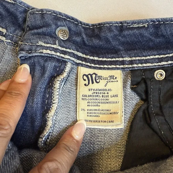 Miss Me Modelo Boyfriend Distress Mid Rise Dark Wash 6 Cropped Denim Jean Capri - Image 9