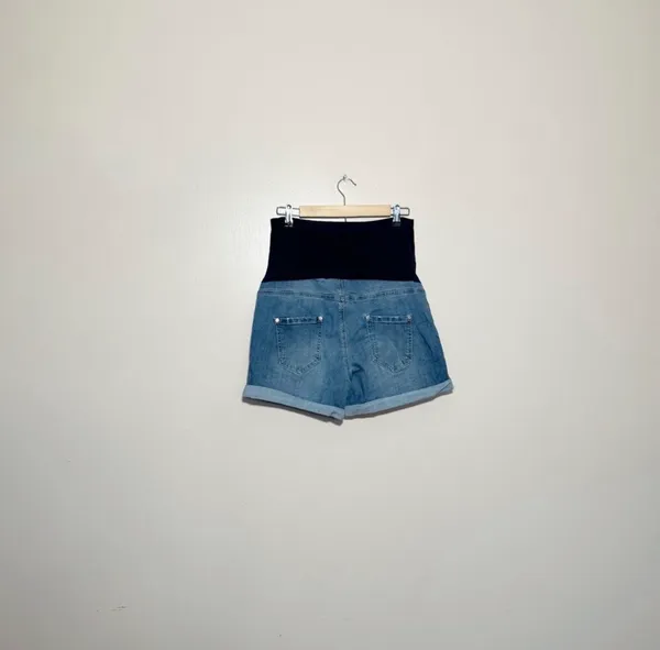 SALE! Time and Tru Maternity Full Panel Shorts Size M (8-10) EUC - Image 2