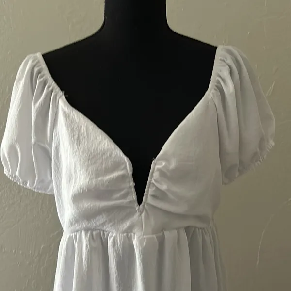 Rue 21 White V-neck Babydoll Top w/ Puff Sleeves - Image 2