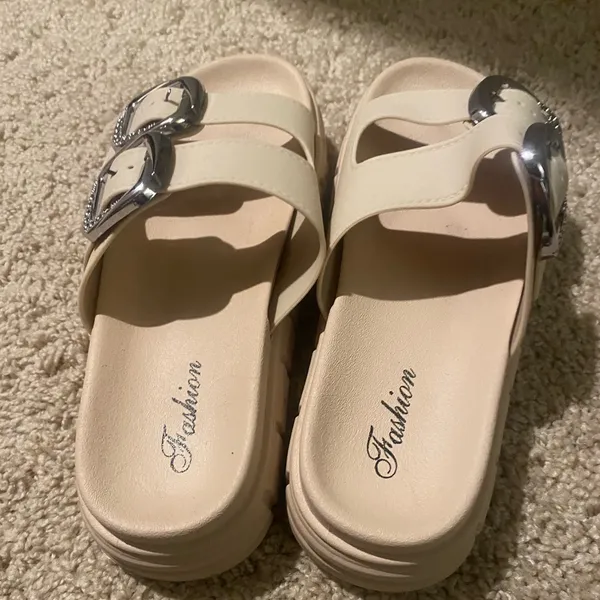New Without Tag Beige Rubber Ssndals Size 6.5 - Image 2