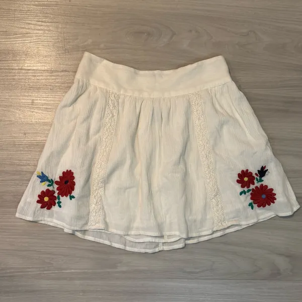 American Eagle Aerie White mini skirt floral embroidered NWOT size medium - Image 4