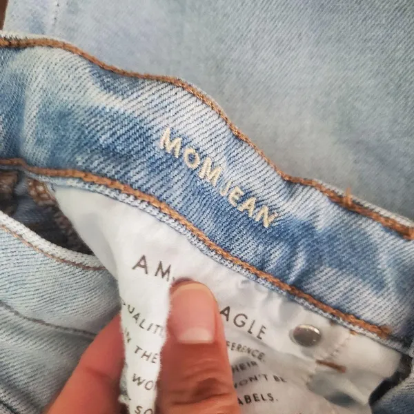 American Eagle Mom jeans high rise light wash distressed pockets size 2 - Image 4