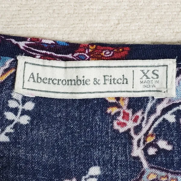 Abercrombie and Fitch Blue Floral Blouse size XS‎ button up with bow in front - Image 4