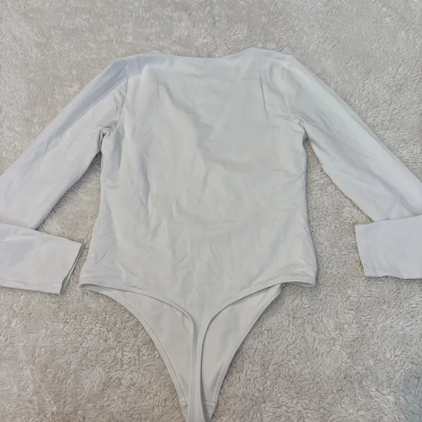 Aritzia Babaton Contour Womens L VNeck Long Sleeve White Preppy College Minimalist Glam - Image 2
