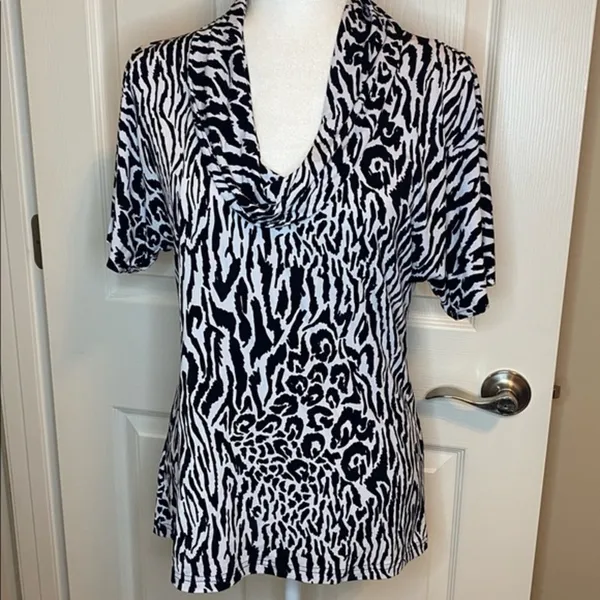 Cable & Gauge Top Zebra Print w/swoop neck Like New Size M - Image 10