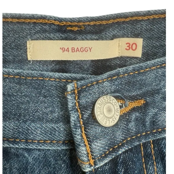 Levi’s Women’s 94 Baggy Cropped Raw Hem‎ Jeans Size 30 - Image 3
