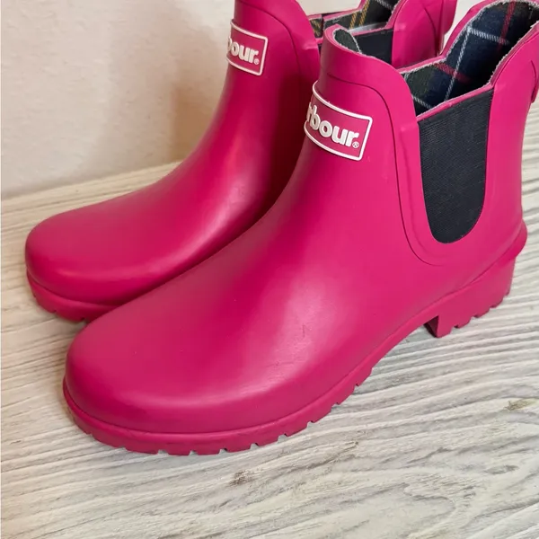 Barbour women Bright pink Rain Boots size 4 equivalent to size 6 women - Image 2