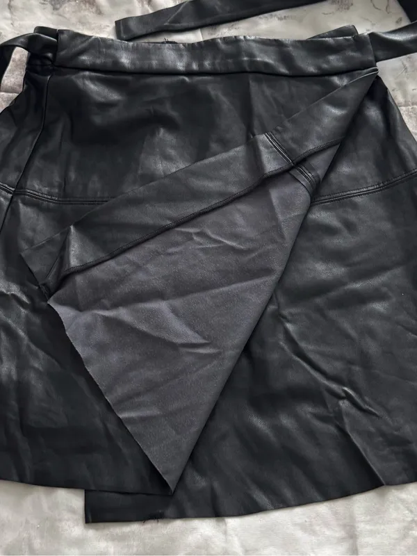 Aritzia Wilfred Free Black vegan Leather Mini Wrap Skirt size XS tie side Preppy - Image 10