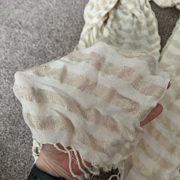 Elegant Cream Textured Scarf with Fringe - Image 2
