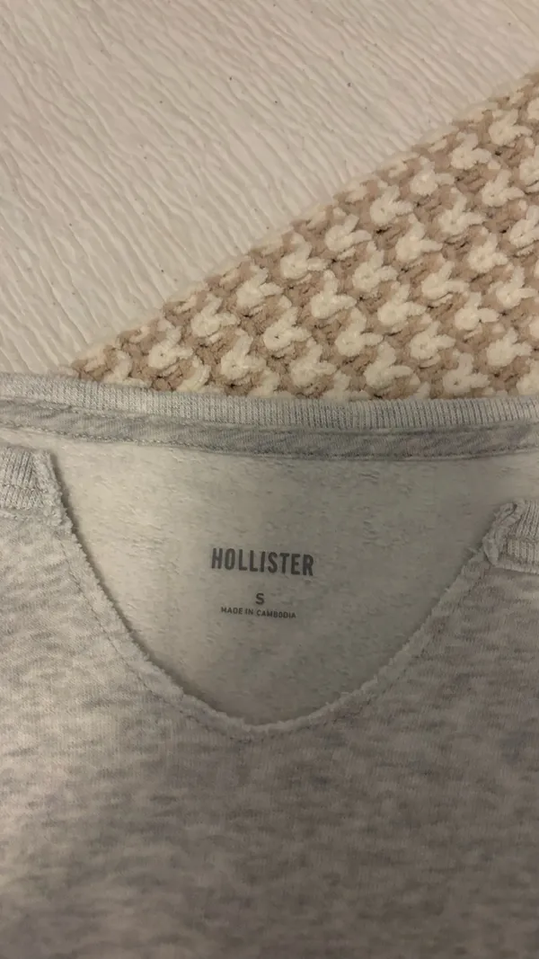 Hollister Off-The-Shoulder Crewneck - Image 4