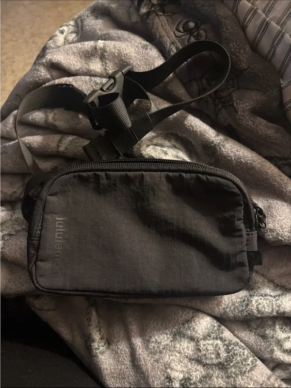Lululemon mini everywhere belt bag - Image 5
