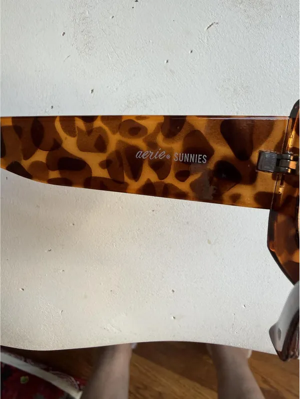 Aerie Vintage Style Tortoiseshell Rectangular Sunglasses - Image 5