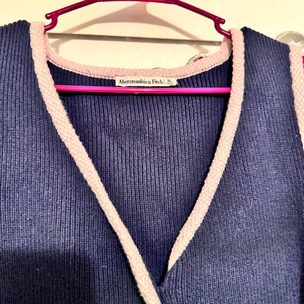 Abercrombie and Fitch navy blue Mara knit vest contrast sweater top - Image 5