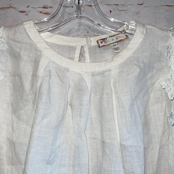 Anthropologie Eri + Ali Floral Applique cold shoulder blouse loose fit SP petite cream linen - Image 3