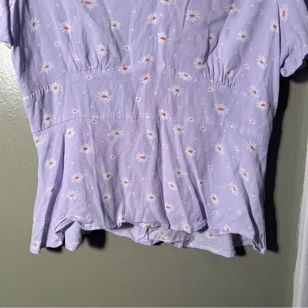 Loft Women's Size 4 Daisy Print Flutter‎ Sleeve Blouse Light Purple V-Neck Zip - Image 4