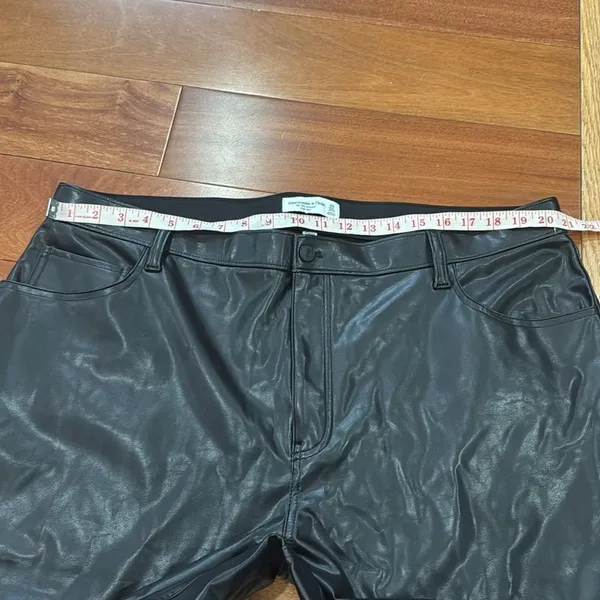 NWOT Abercrombie & Fitch The 90s Relaxed High Rise Vegan Leather‎ Pants 35/20R - Image 10