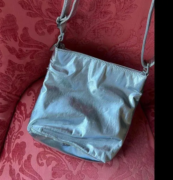 Stylish Silver Crossbody Bag with Embroidery - Image 3