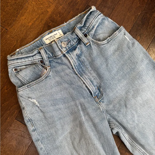 Abercrombie and fitch light wash high waisted straight leg ripped jeans US 25 - Image 4