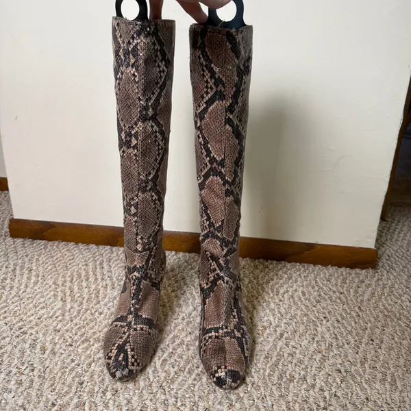 Bandolino Indie Snakeskin Print Knee High Boots Black Brown Tassel Back Zip 6.5M - Image 6