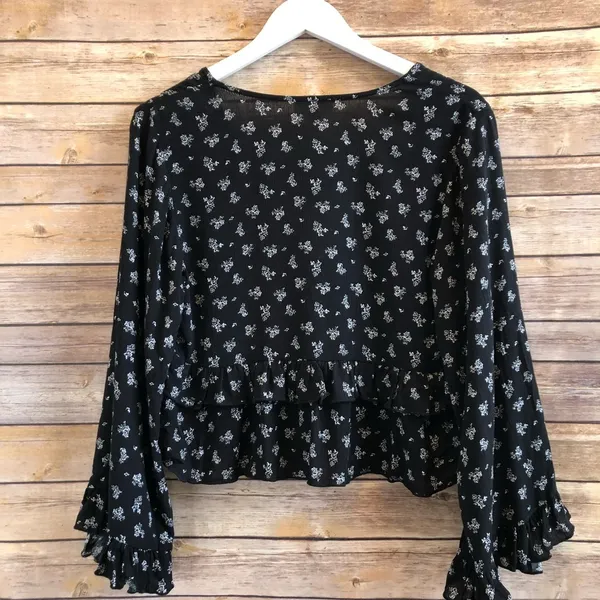 We My People Black White Floral Ruffle Cropped Blouse Size Medium NWOT - Image 2