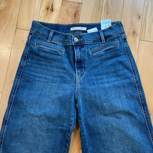 Levi’s regular wash classic wide leg crop red tag jeans - Image 4