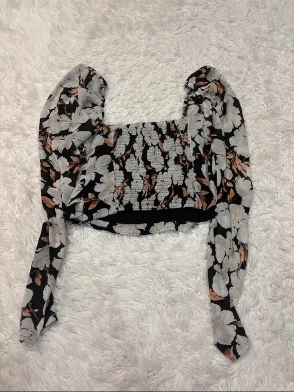 Abercrombie Floral Puff-Sleeve Cropped Top - Black & White - Image 2