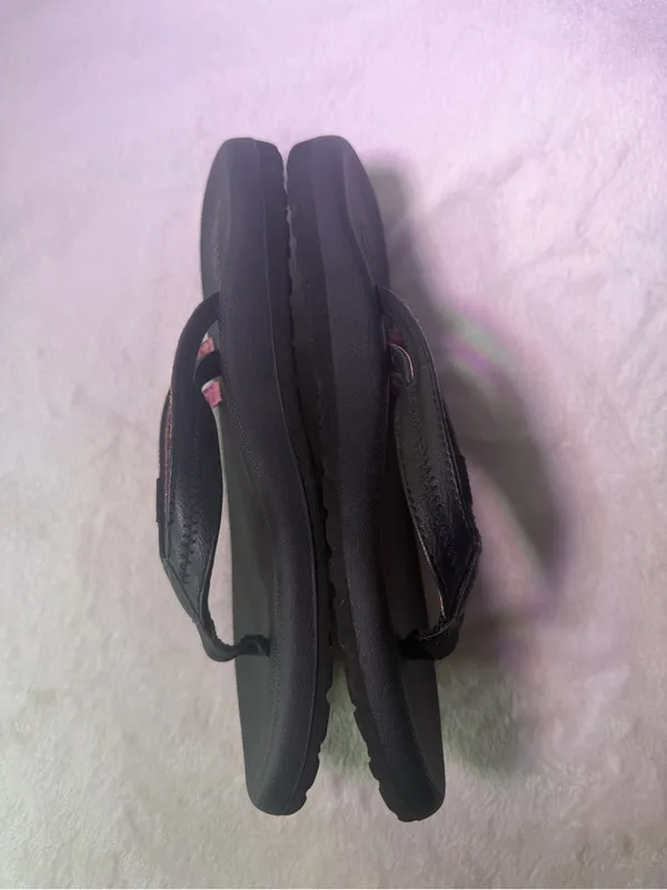 Flojos Black Flip Sandals with Pink Patterned Straps Size 7 - Image 4