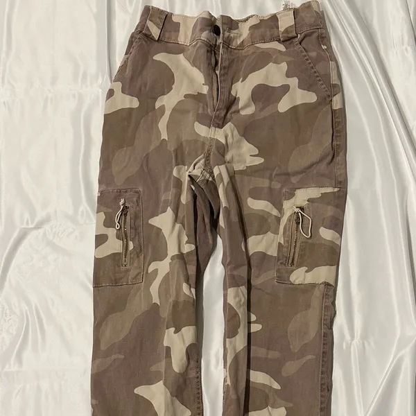 Hollister Camo Cargo Pants - Image 4