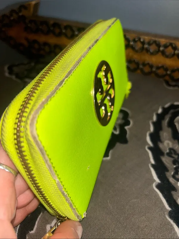 Tory Burch Neon Lime Zip Wallet with Logo Medallion - Image 5