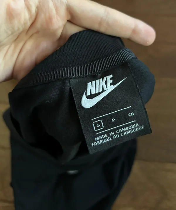 Nike women’s black cropped tee with white swoosh - Image 3