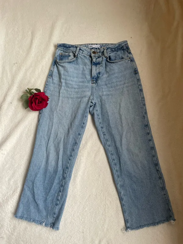 Zara Zara High Rise straight leg Denim Jeans w/ slight fray hem - Image 7