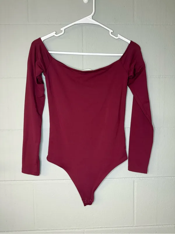 Babaton Aritzia Contour Off the Shoulder Bodysuit in Wine Red Women’s Size Small - Image 3
