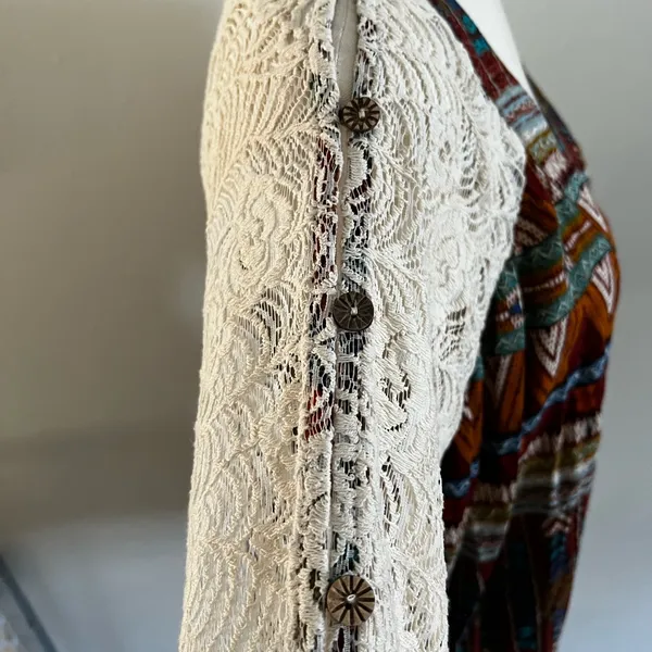 NWT - M - GIMMICKS by BKE - Multicolor Patterned Women's Top with Lace Sleeves - Image 6