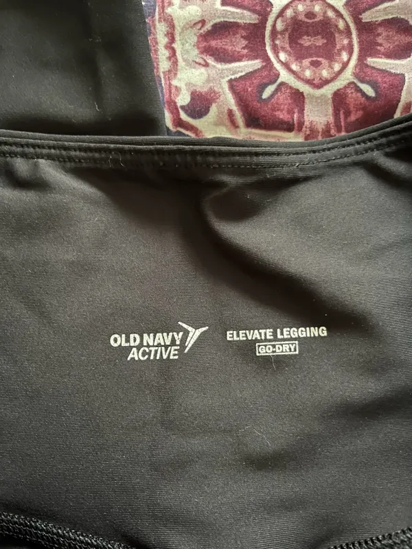 Old Navy Black High-Rise Leggings with Side Pocket - Image 3