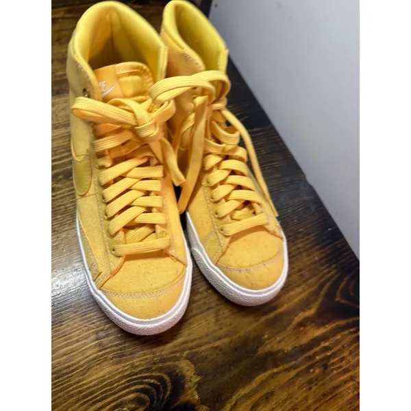 Nike‎ Yellow Sneakers Size 5.5 - Image 4
