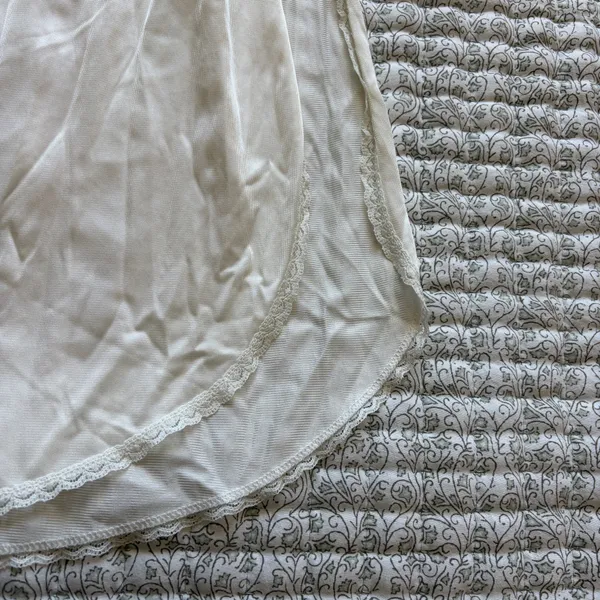 Vassarette white lace slip maxi skirt - Image 3