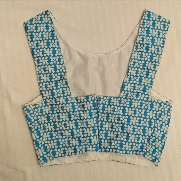 DO+BE NWOT blue and white patterned fitted crop top ccs - Image 3