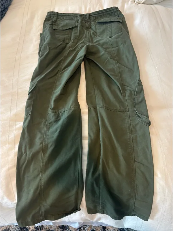 Brandy Melville Green Cargo Pants - Image 3