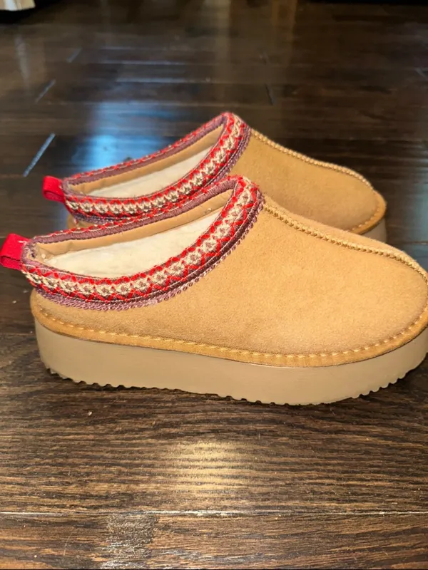 Cozy Tan Slip-On Slippers with Red Trim size 41/9.5 - Image 3