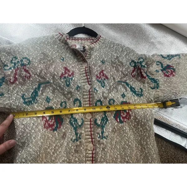 vintage Isle Of Cotton cardigan‎ W/embroidered Flowers Medium Tan - Image 7