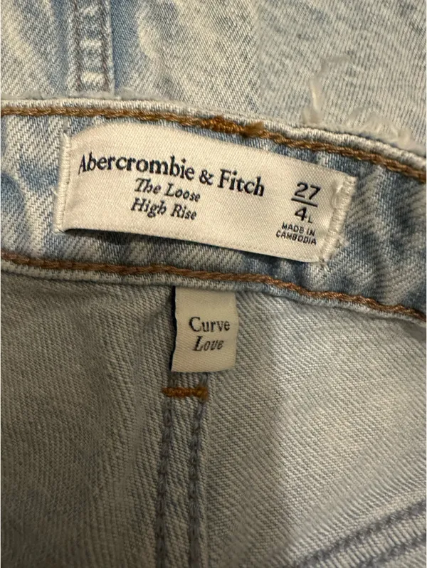 NWOT Abercrombie Curve Love High Rise Loose Jean in Light Wash - Image 4