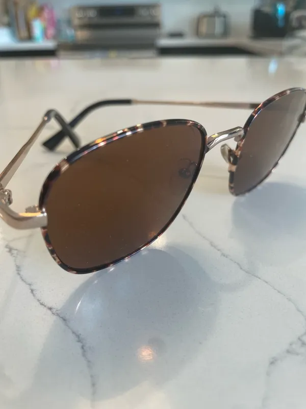 Round Sunglasses with Patterned Tortoiseshell Frame & Brown Lenses - Image 12