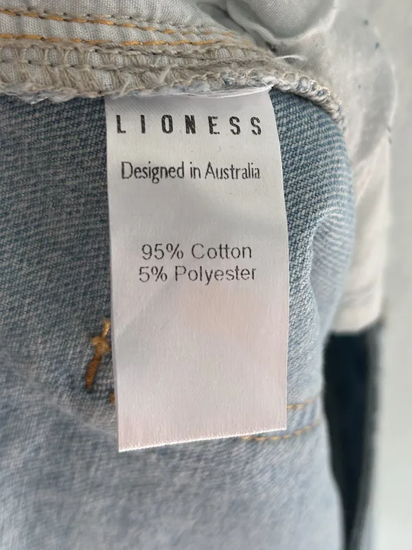 Lioness Horseshoe barrel style leg Light wash sz small - Image 8