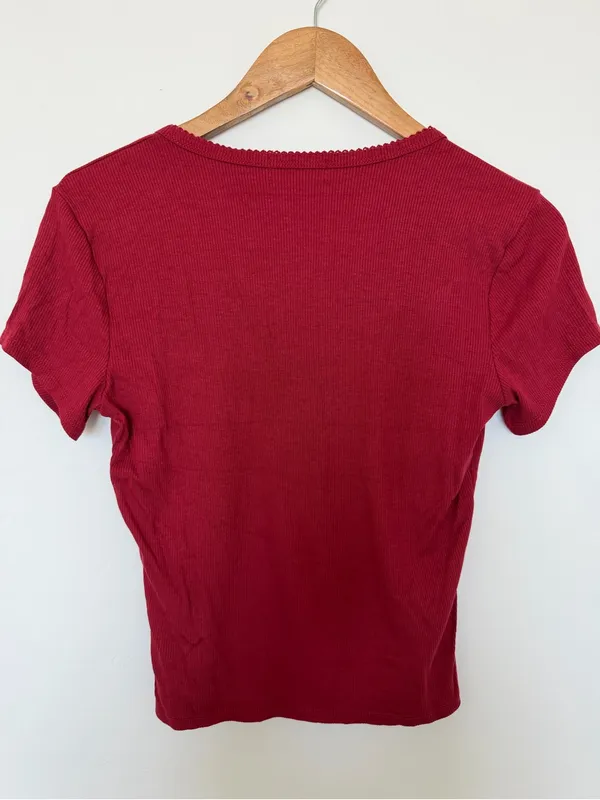 Frankee & skylaar Red Ribbed V-Neck Henley Tee - Image 3