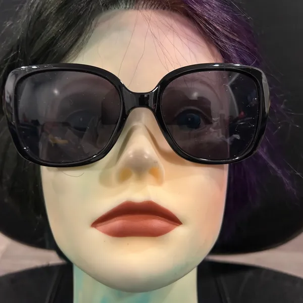 Guess Elegant Black Sunglasses - Image 6