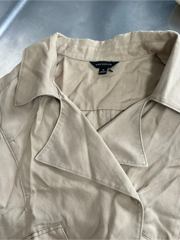 Ann Taylor Khaki Long Sleeve Cropped Blazer - Size Medium - VGUC - Image 3
