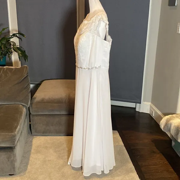 Women’s White Sleeveless Wedding Gown Zip Up with Sparkle Waist Size 3X NWOT - Image 4